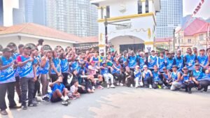 A large group of Rotary Cancer Run participants gathered outside Saloma Kuala Lumpur after the morning run